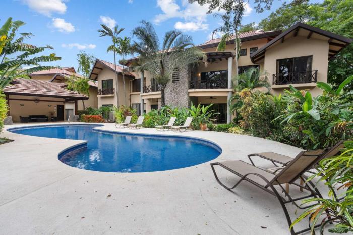 Modern Island-Themed Condo with Floor-to-Ceiling Windows & Garden and Pool Views Within Walking Distance of the Beach