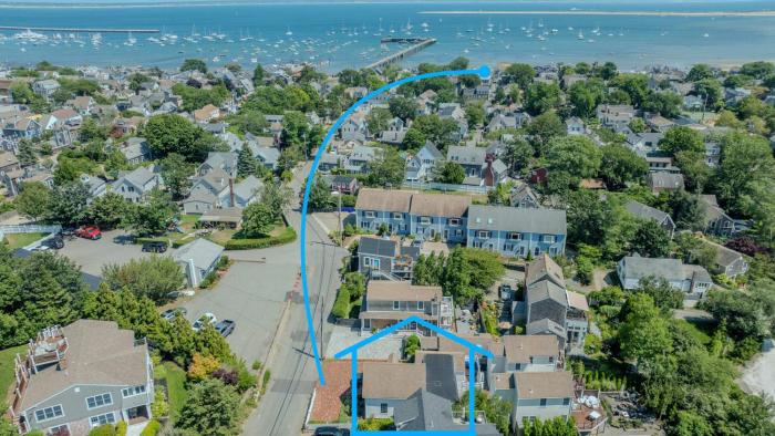 Stylish Walk to Town and Beach