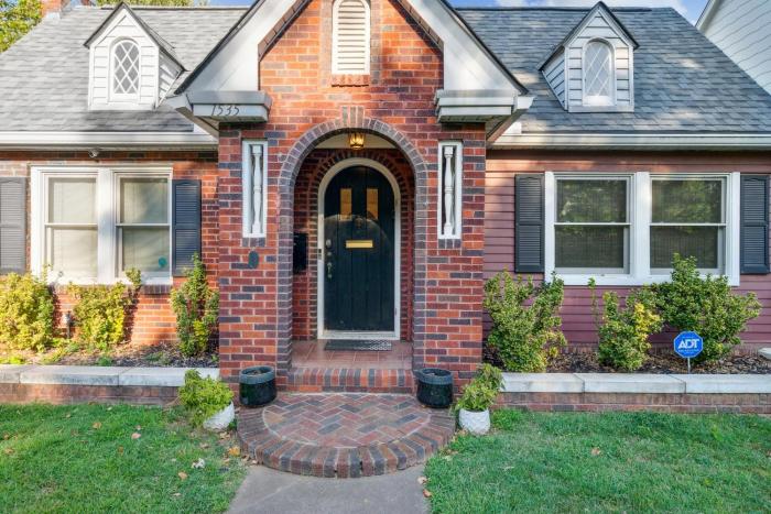 3 bed, office, hot tub, 2 min to Cherry St