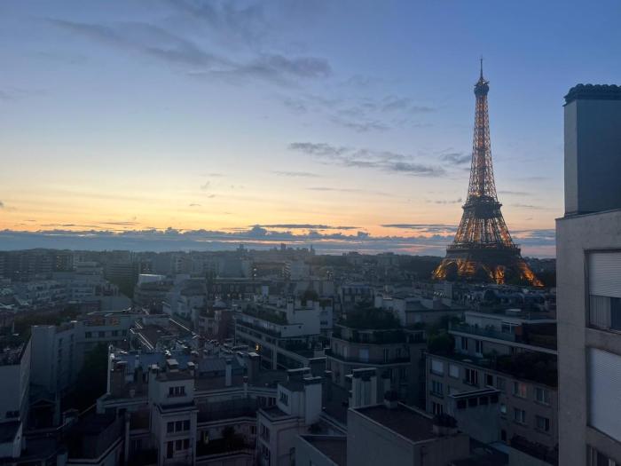 Top Floor Million Dollar View Eiffel Tower, 2 beds, 4 people