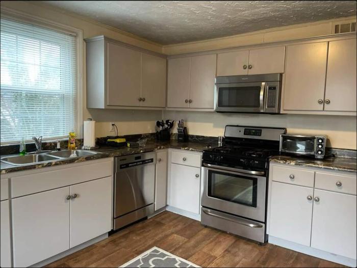 Stylish and Convenient with WiFi & Fenced yard
