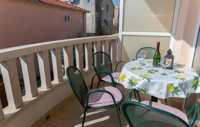 Nice Apartment In Makarska With House Sea View