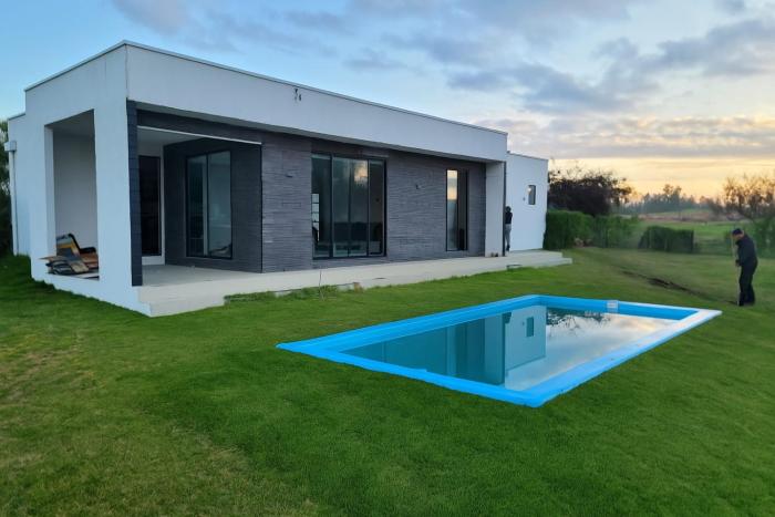 Casa con piscina en Condominio Lago Rapel BLQ