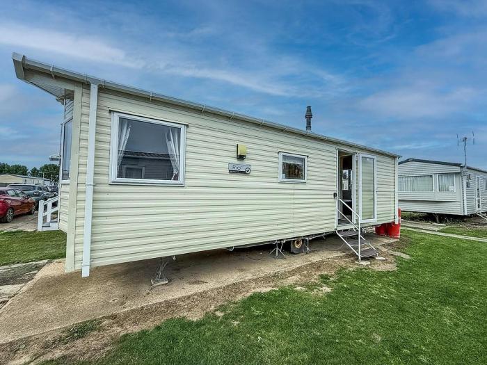 Lovely 6 Berth Caravan At Seawick Holiday Park In Essex Ref 27008S