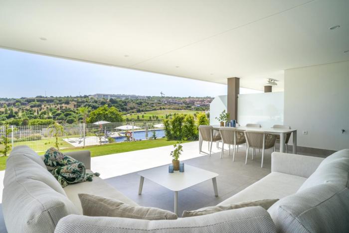 Soleado apartamento con jardín privado