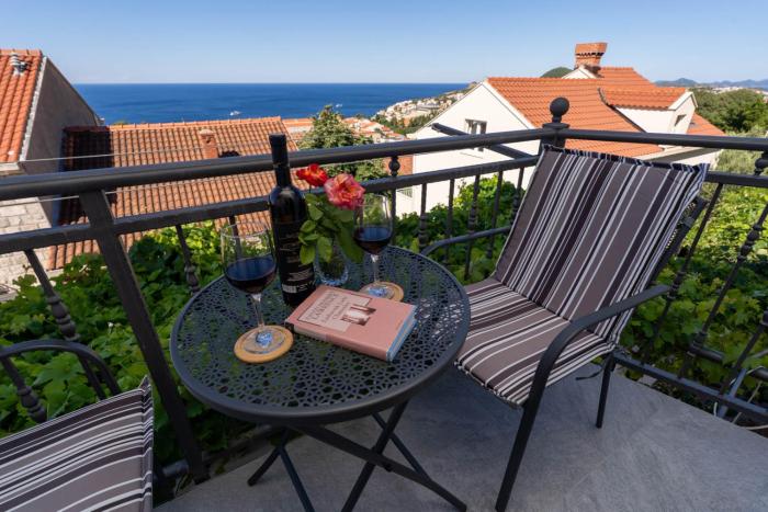 Private apartment Ana with sea view, near centar