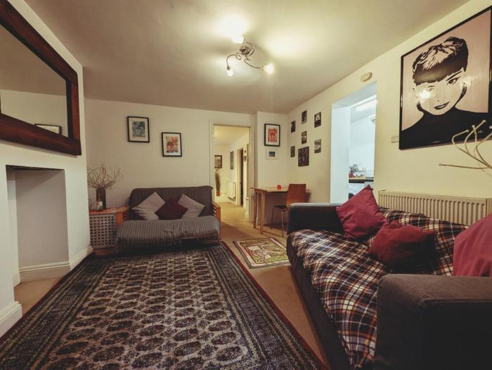 St Johns Road - Central & Quiet One Bedroom Flat - Walk to Sights