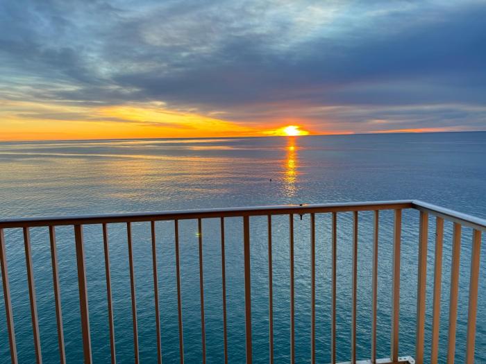 Vista al mar con piscina