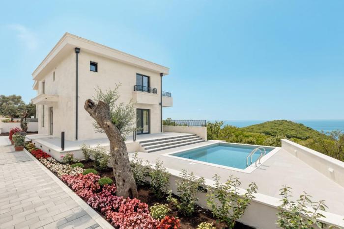 Luxury Villa - New Building with pool and Fantastic Panoramic Sea View