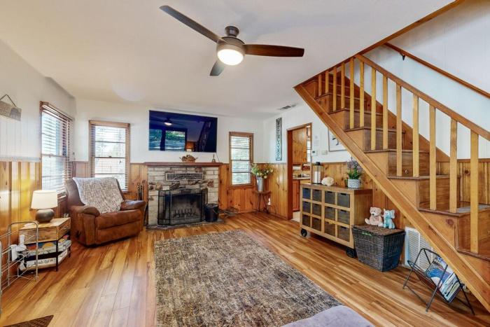 Quiet Cabin ~ End of Cul-De-Sac Location Private Hot Tub, Fenced Yard, Boat Parking