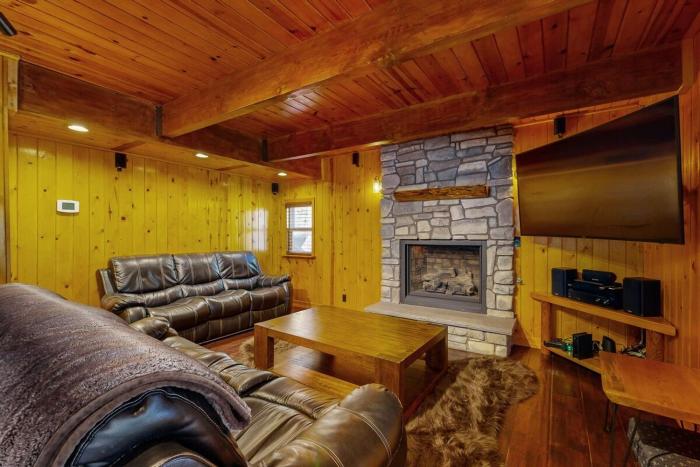 Primrose Cabin ~ Mountain Cabin w hot tub, deck, fireplace & washerdryer