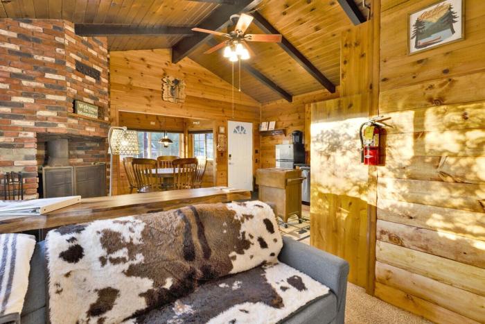 Orchard Family Cabin Near Historic Big Bear Village Walk to Marina