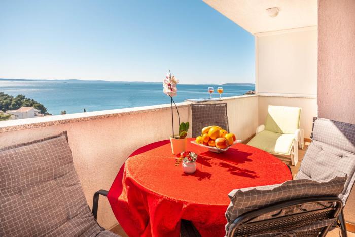 A 4 apt w terrace & sea view 4 min walk to beach