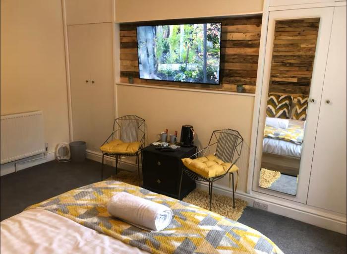 106 Brynmill - Room 8