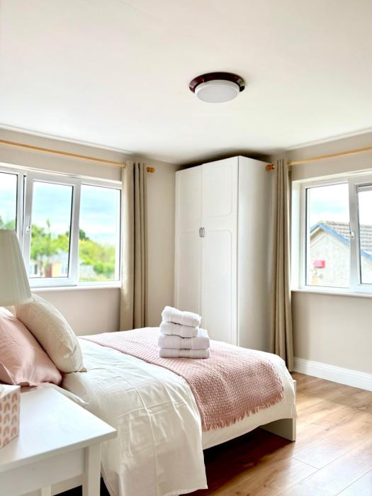 Cobh Retreat Sea & Cathedral Views