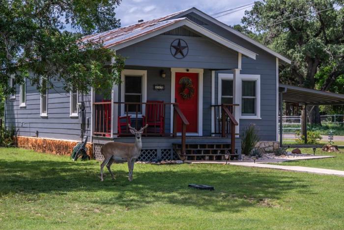 Bandera Bungalow - River, Downtown, Peaceful fenced corner lot! King bed!