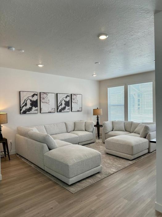 Great Location Sleeps 8 with 5 Beds and 3 Baths