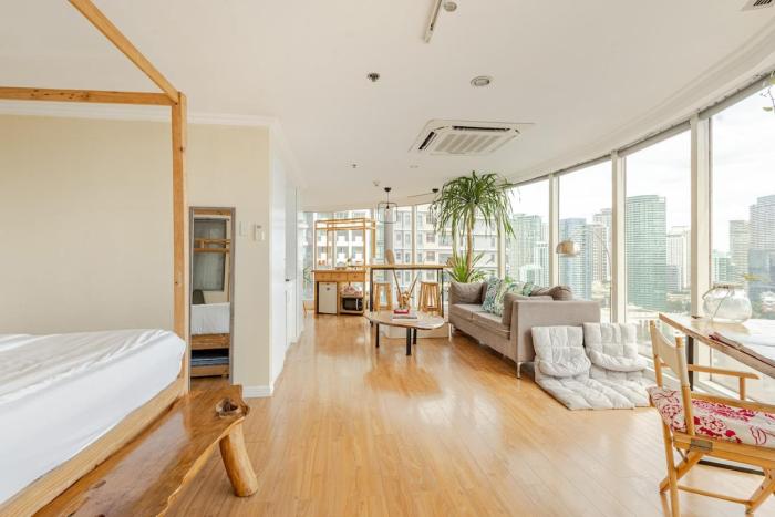 55-SQM Stunning View Wood House Poblacion Makati