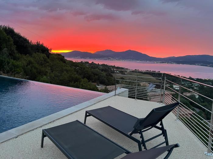 Villa de Luxe avec Piscine à débordement chauffée à Porticcio