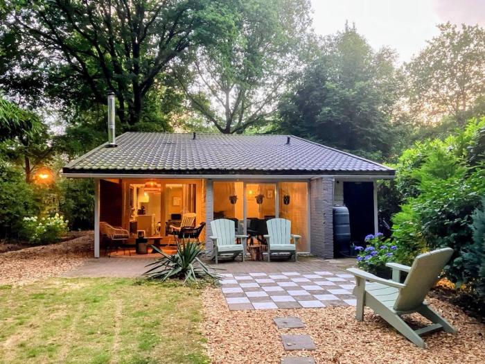 Cozy Forest lodge with hottub!