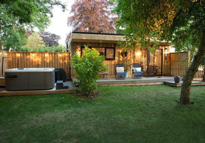 Luxury Chestnut Lodge with Hot Tub and Games Room