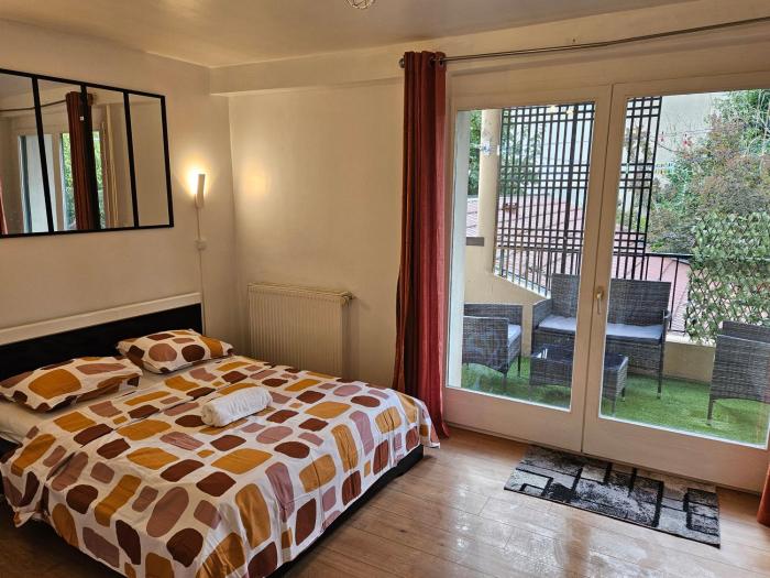 Chambre avec salon et balcon - Gare Annemasse