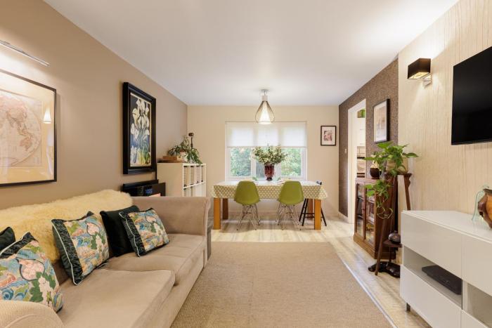 Inviting 3BR Flat with Parking, Zone 1