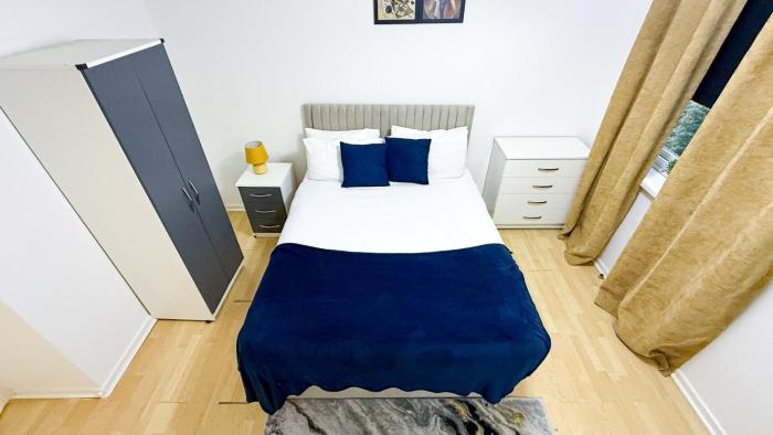 FREE PARKING l sleeps 4 l WI-FI l City Flat