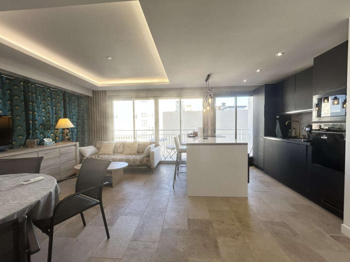 Sainte Maxime : Appartement 3 Pièces Climatisé avec Parking Face au Port - FR-1-226-564