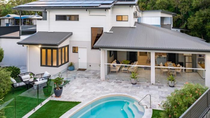 Whitehaven - 4 BR w Pool - 2 Mins to Beach