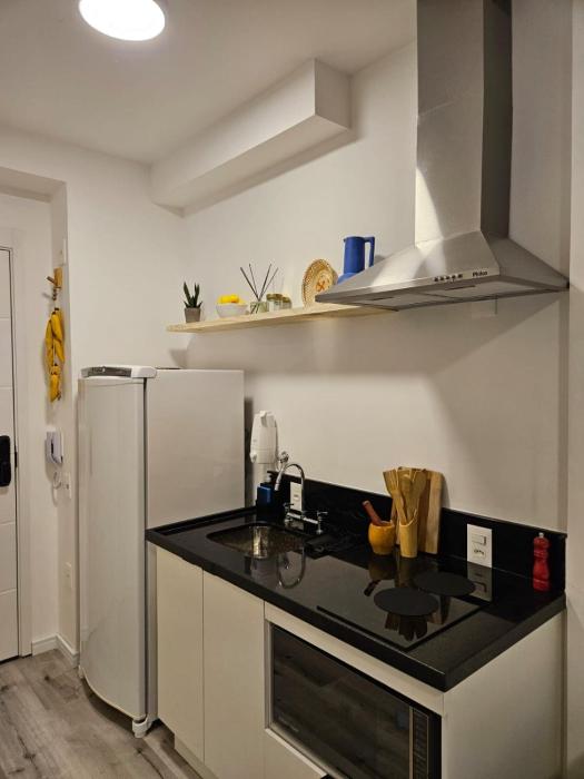 Studio com varanda Ar e Wifi à 6 min do Metrô Vergueiro