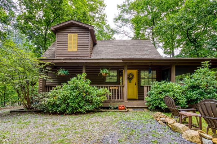 Amberwood, Hot Tub, Cozy Cabin Retreat in the Smokies Comfort & Fun for All