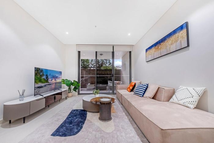 Stylish Homebush 1BR Plus Study with Pool Access