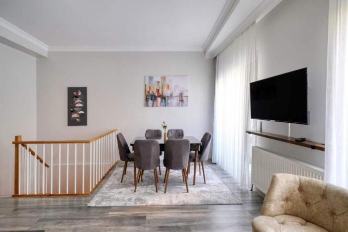 Lovely Central Cozy 3BD25Bath Duplex Patio! #273