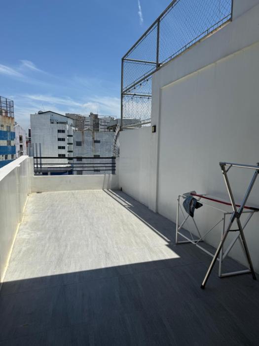 4 stores with rooftop