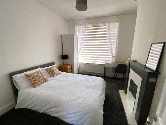 Modern room for short stay in Salford, PLAB Samson