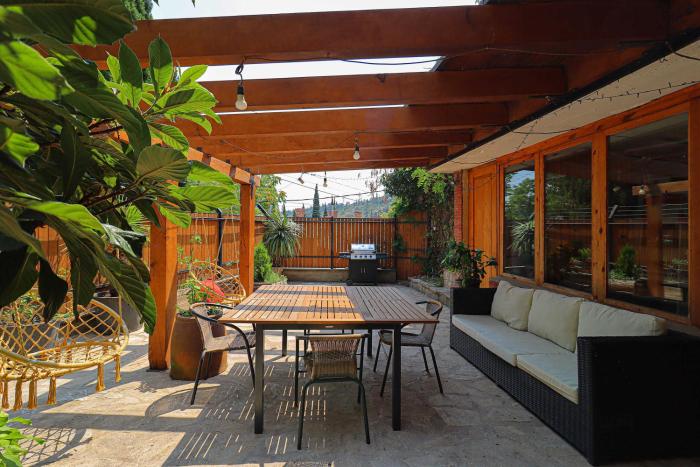 Luxury Tbilisi House with Garden - by Wehost