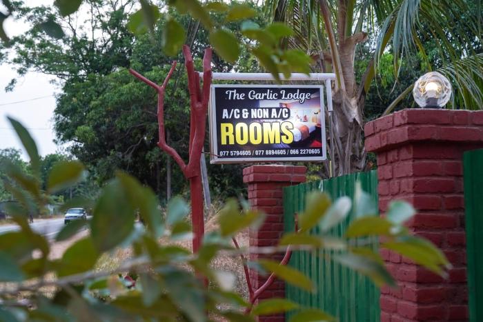 The garlic Restaurant & Lodge