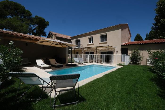 Air-conditioned villa heated pool Alpilles, sleeps 8 LS1-456