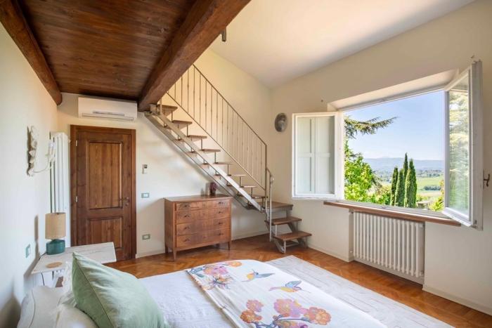 16th Century Townhouse, Large Garden Near Lake, Tuscany and Umbria - Sleeps 18