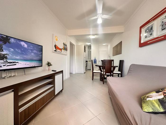 B275 - Apto 02 quartos em Bombas com churrasqueira