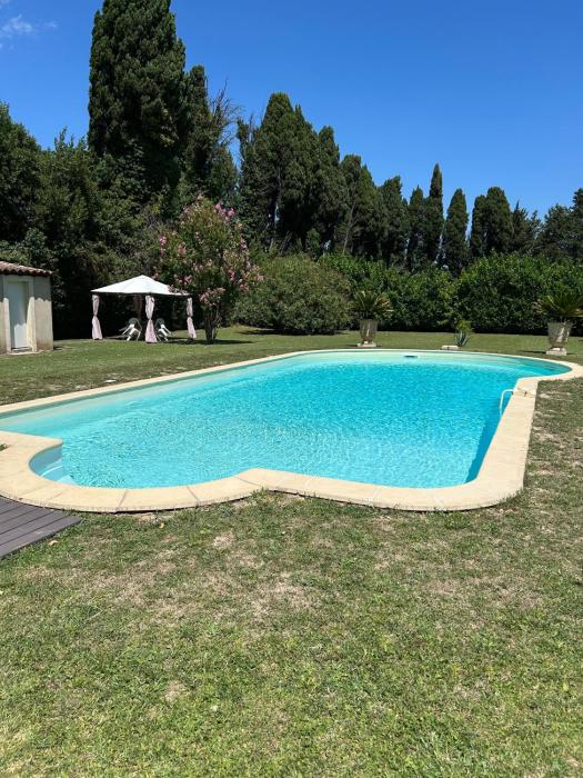 Studio tout confort avec terrasse et piscine, idéal pour un séjour relax