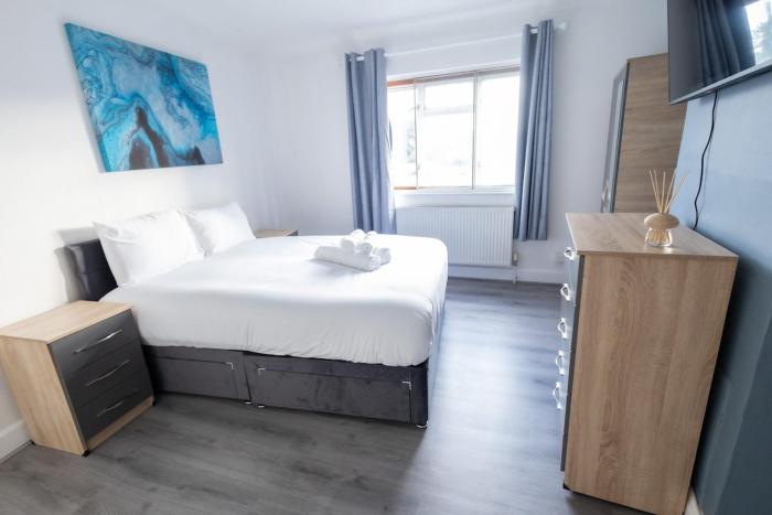 Large 4-Bedrooms Corporate Flat, Free Parking - Amazing Location