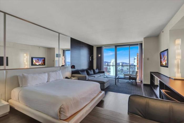 35th Floor luxury unit with panoramic Strip views