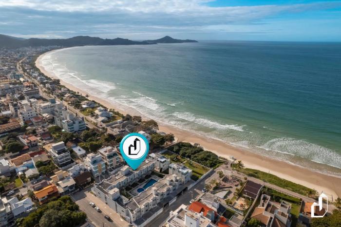 Condomínio com piscina e saída direta para a praia