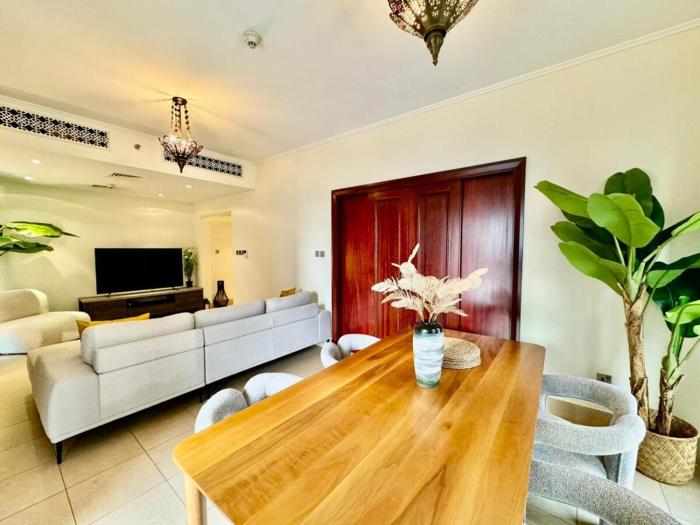 Only family Walking distance to Dubai Mall