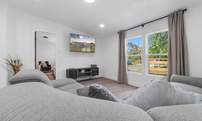 Zephyrhills House for 4 people WiFi BBQ Mini Golf