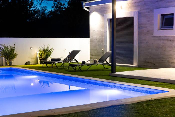 Tranquil Holiday home Nena with swimming pool