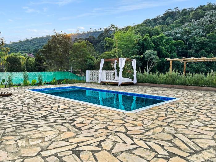 Sítio com Churrasqueira, Piscina, Lago e Natureza