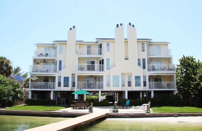 Treasure Island Waterfront home - 100ft to beach!